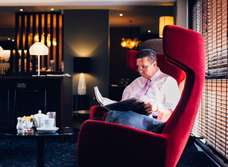 Novotel Hotel Nottingham Derby, Lounge - man sitting in chair